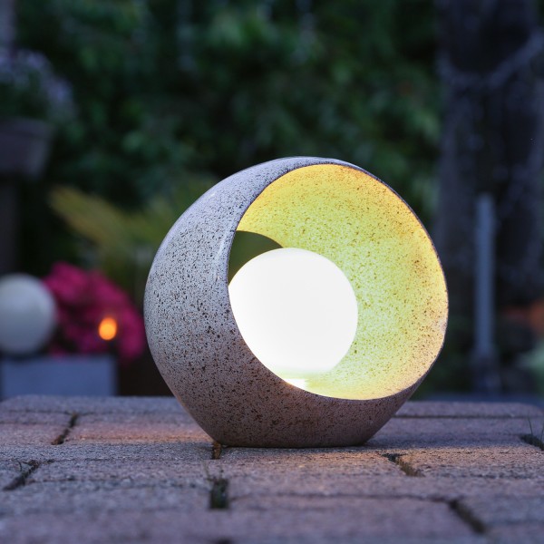 https://www.lichterketten-experte.de/media/image/6f/e2/cc/6798-led-solar-dekoleuchte-kugellampe-im-stein-polyresin-3-warmweisse-led-21cm-beige-5_600x600.jpg