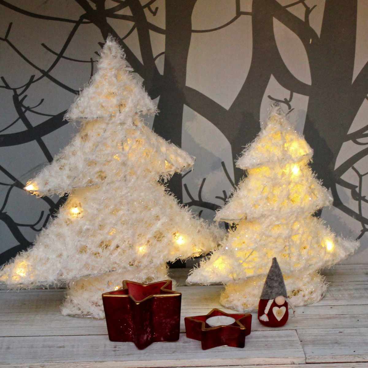 LED Deko – Beleuchteter Baum mit Ornamenten, 40 cm, 2x AA, Innen,  warmweiss, Timer