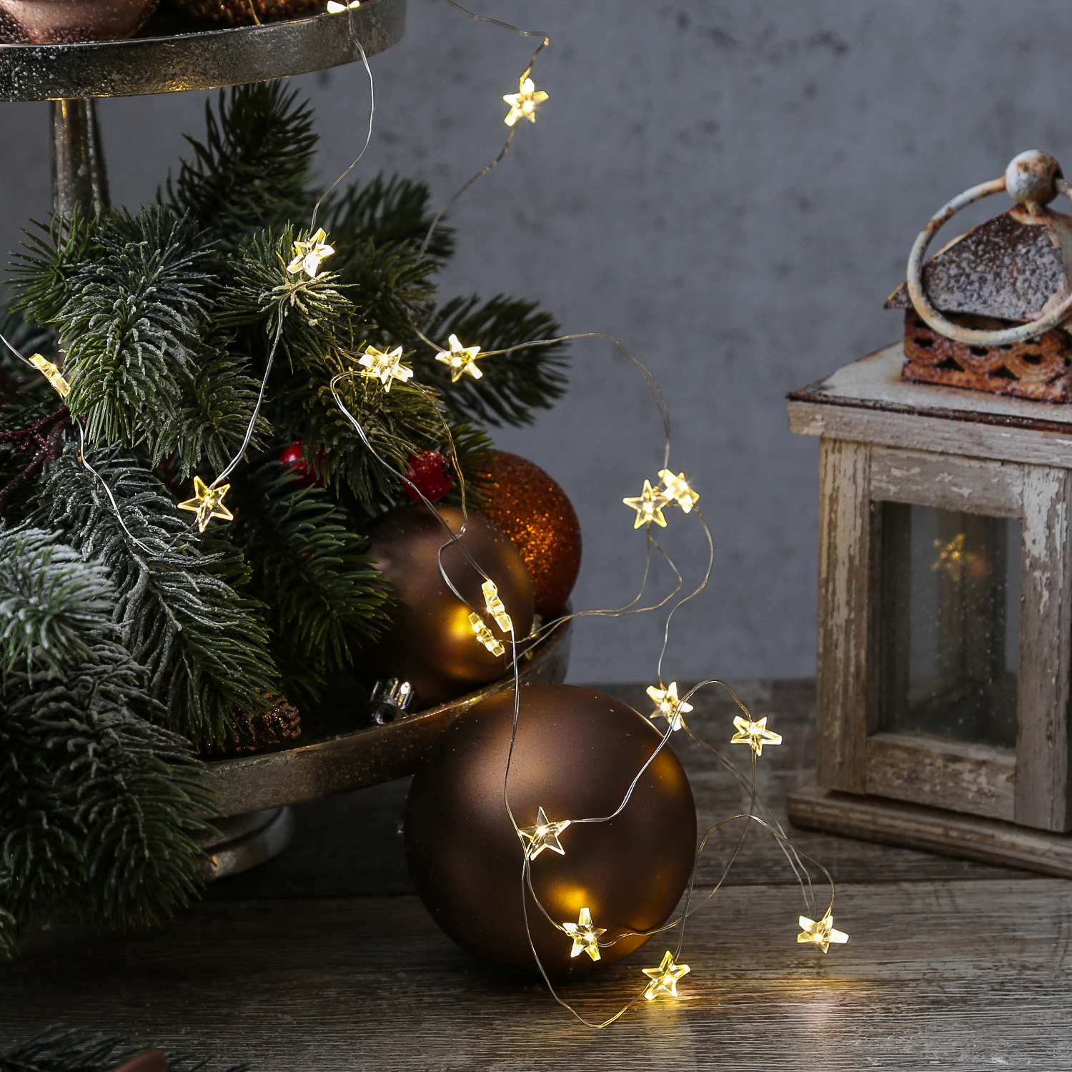 LED Weihnachtsbaum - dekoriert - stehend - 10 warmweiße LED - H: 50,5cm -  Batterie - grün/gold